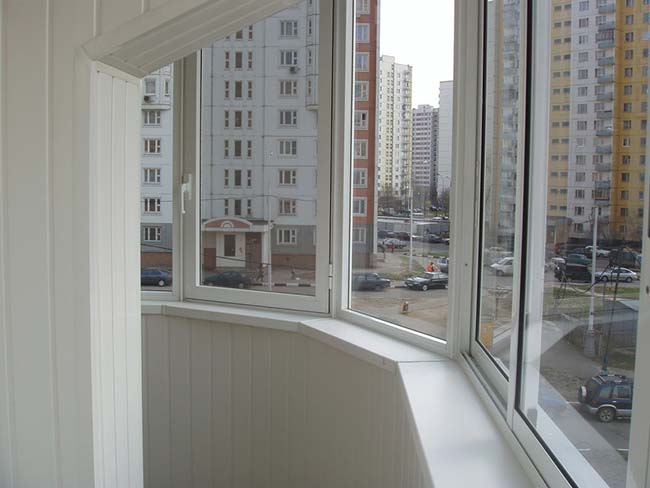 Закругленное радиусное остекление полукруглого балкона и лоджии Реутов