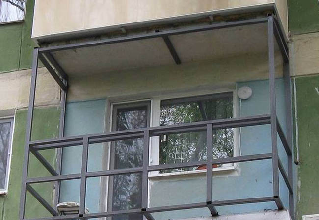 Альтернативное остекление балкона оргстеклом вместо стекла Реутов