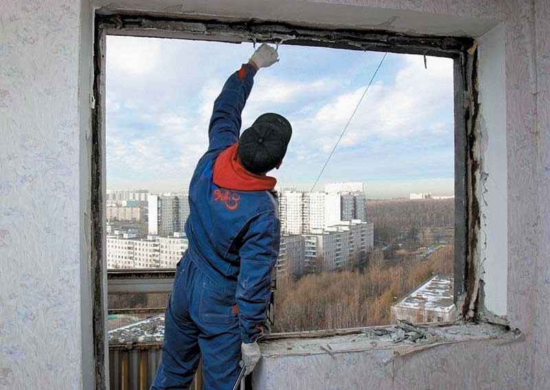 Демонтаж старого остекления балкона Реутов